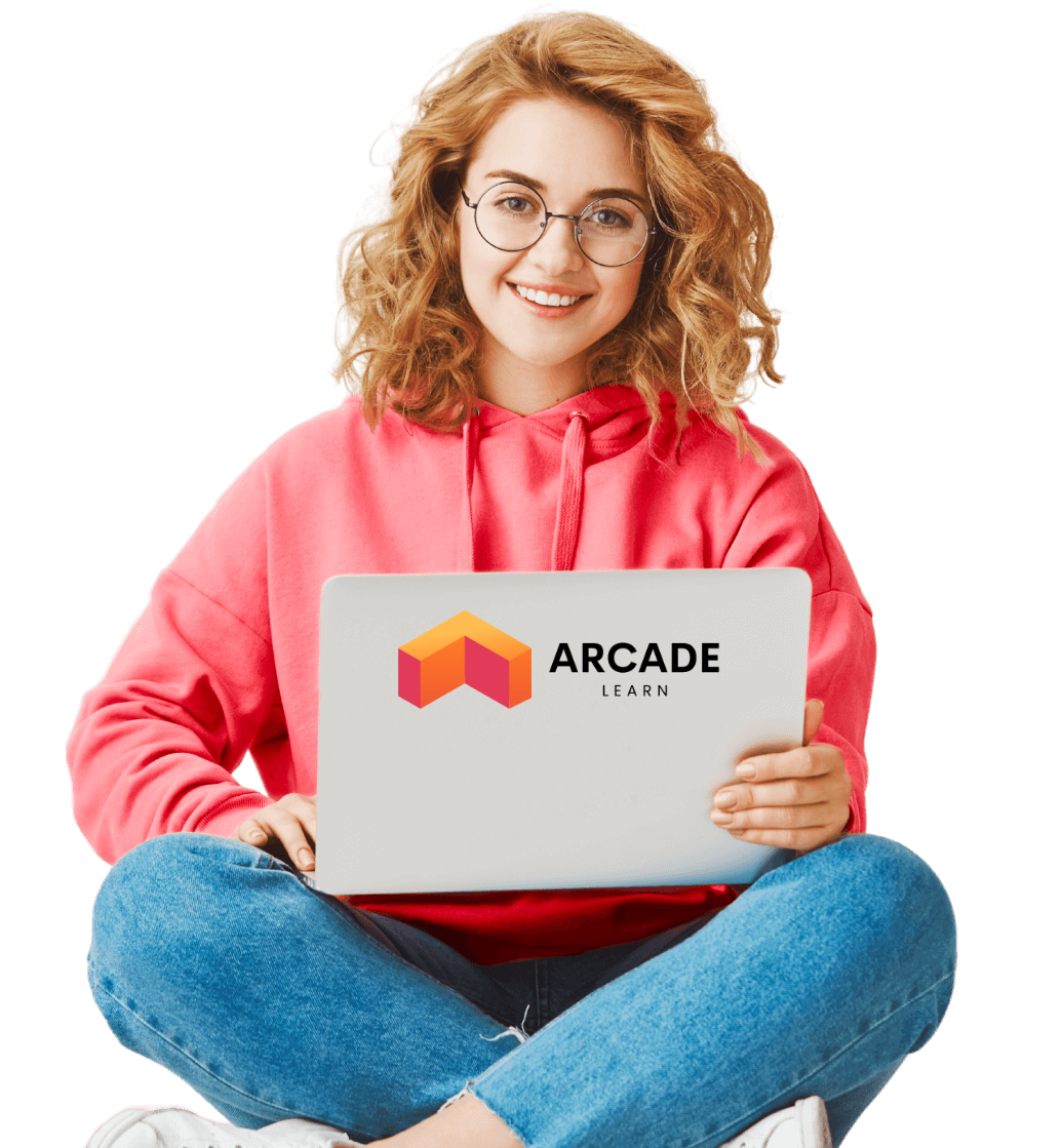 Arcade Learn - Joven sentada usando computadora.